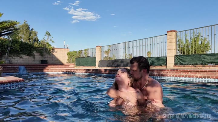 Aderes Quinn - Kinky MILF Fucking In The Pool And Underwater w/ Vince Karter